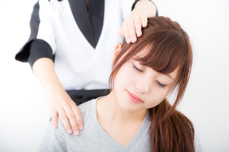 首と肩を左右に倒してストレッチしている
